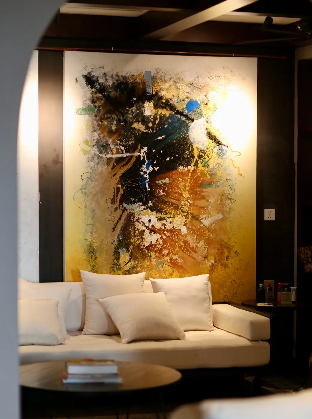 Bức tranh trừu tượng lớn phía trên ghế sofa trắng